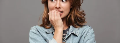 Frau wirkt nachdenklich – Symbolbild für mögliche Nebenwirkungen beim Rauchstopp und wie Hypnose helfen kann, entspannt zu bleiben.